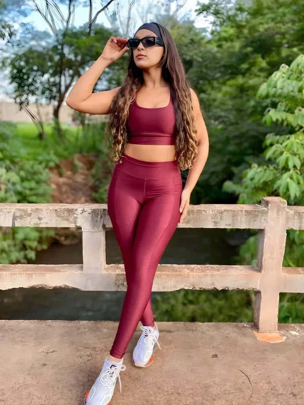 Cliente Zaia com conjunto vinho ao ar livre
