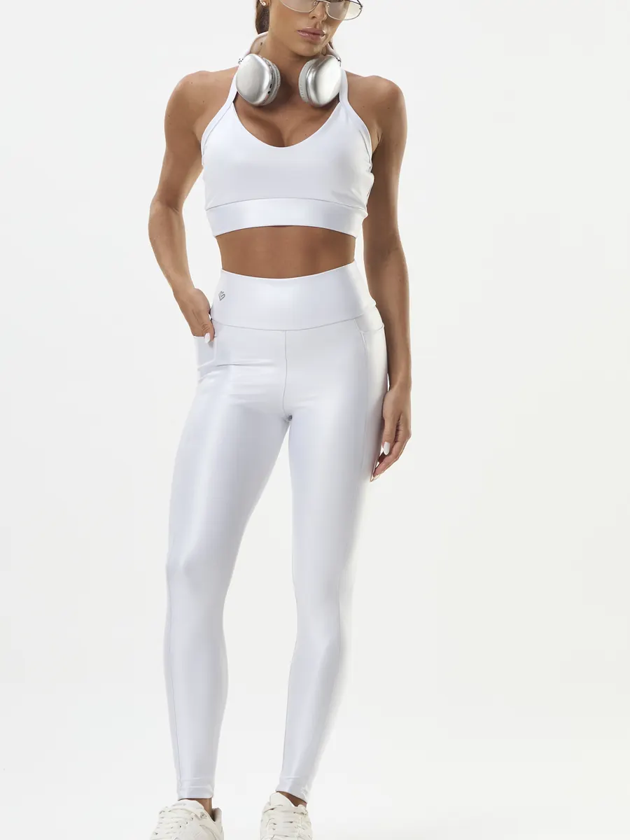 Referência Zaia: legging branca acetinada com top branco