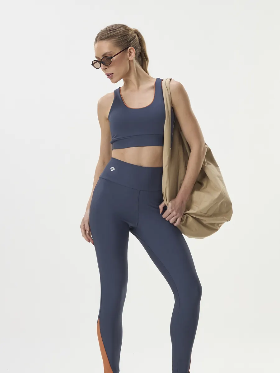Referência Zaia: legging azul-marinho com recorte lateral