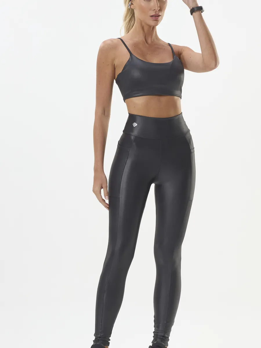 Referência Zaia: legging preta de brilho suave com cós alto