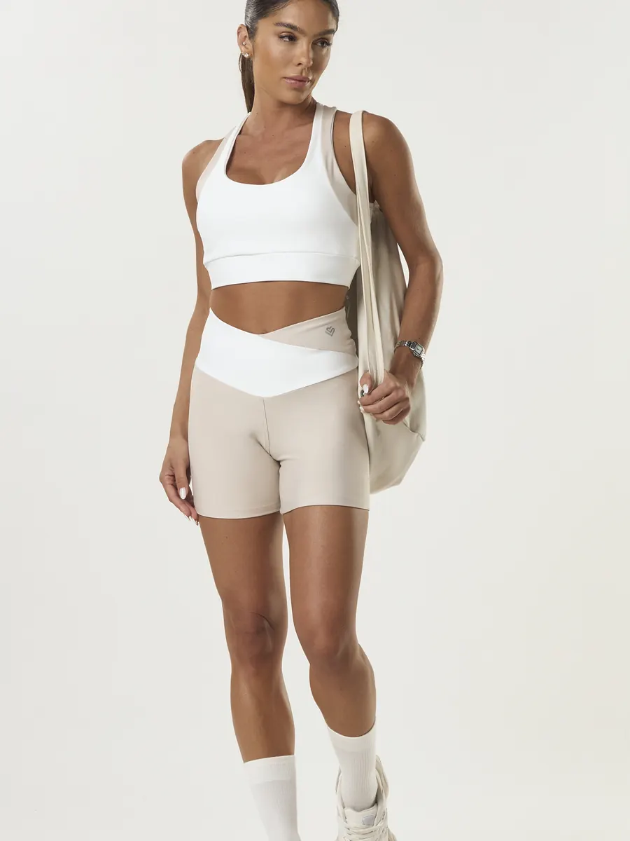 Referência Zaia: short em tom natural com cós transpassado branco