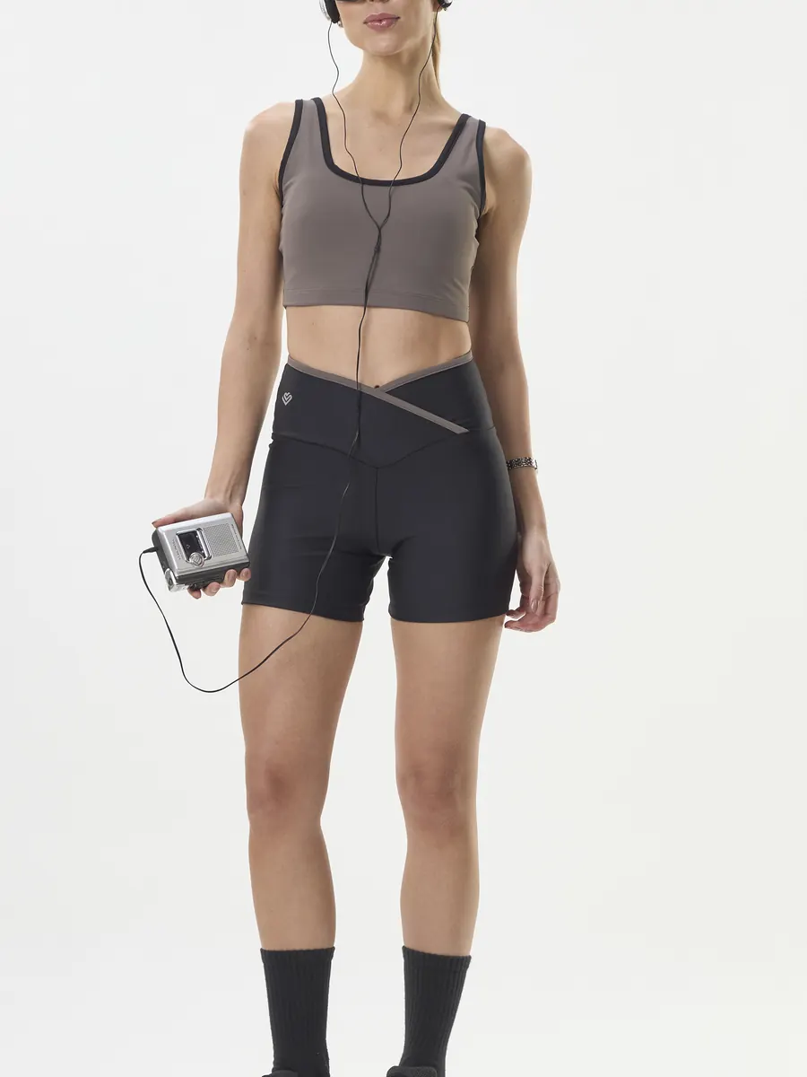 Referência Zaia: top cinza com acabamento preto e short preto