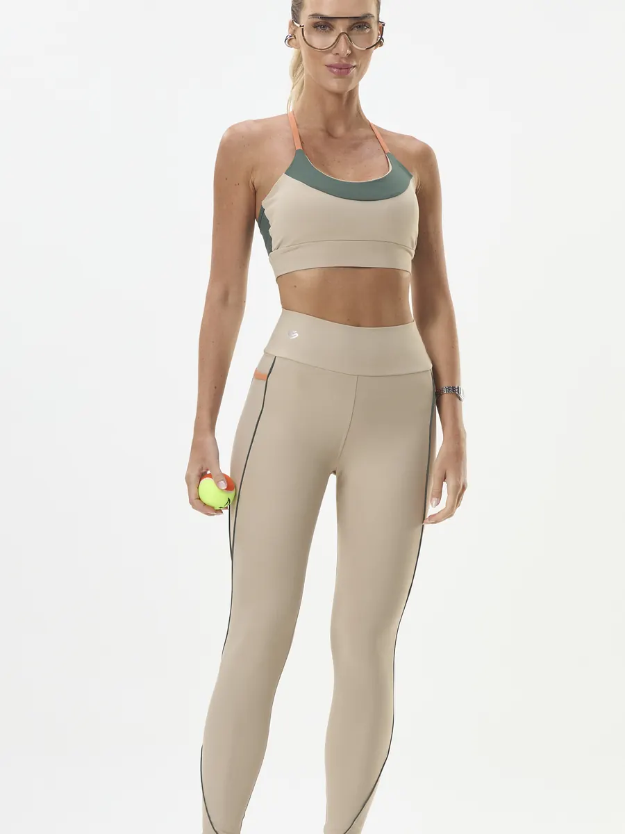 Referência Zaia: top bege com alça verde e legging coordenada